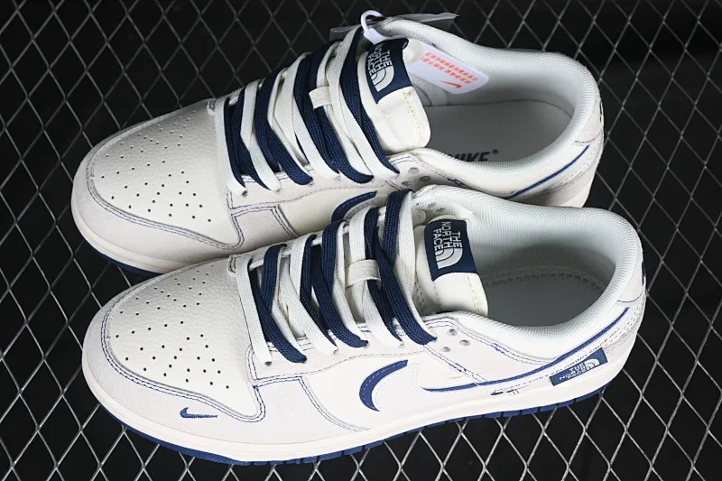 All Categories Nk SB Dunk Series Nk SB Dunk Low High-end Customized Low-top Shoes Nk SB Dunk Low North Face Co-branded Zhuba White Blue Hook Anniversary High-end Customized Low-top Casual Shoes DM6868-023